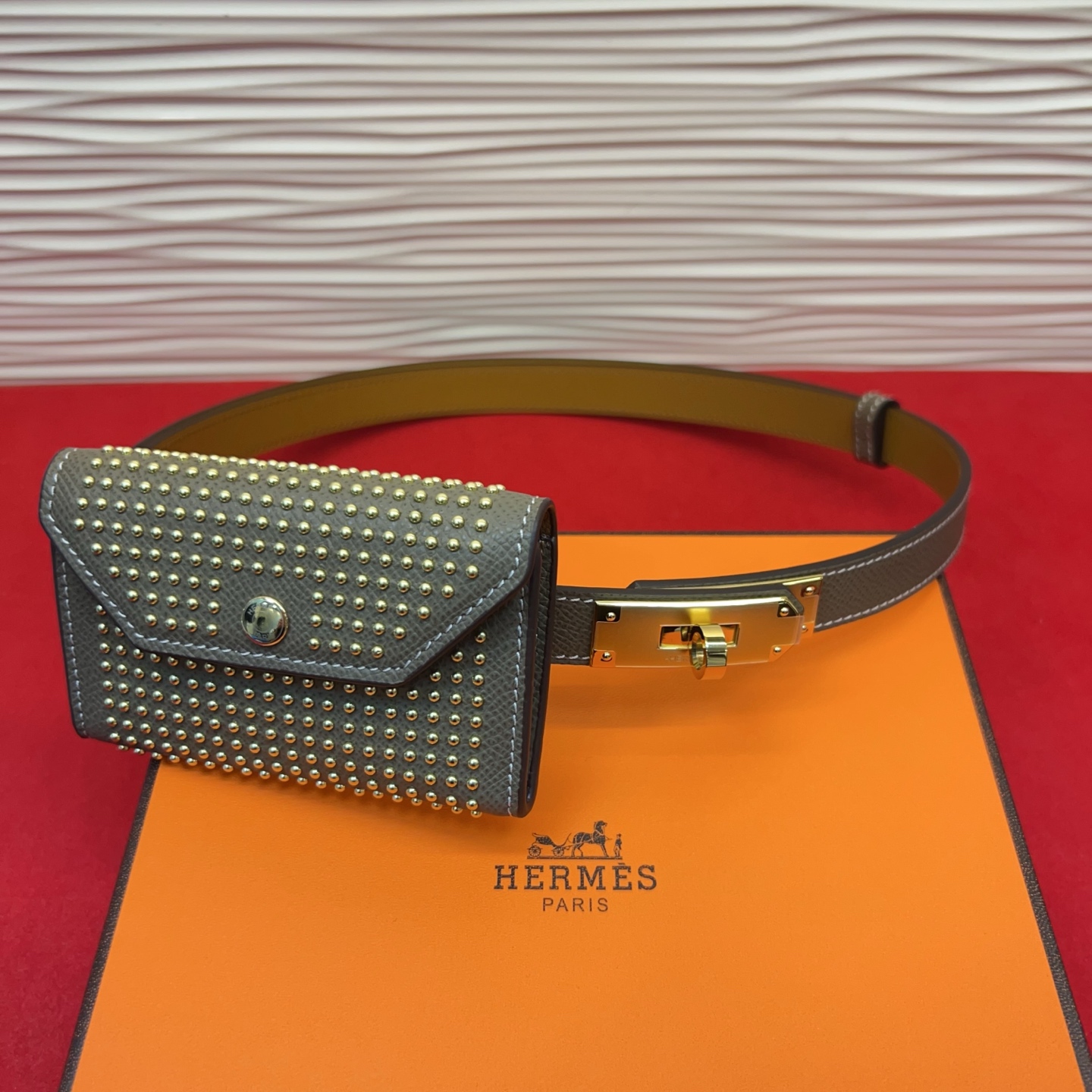 爱马仕hermes 女士腰带配小包EPsom小牛皮，韧性十足，皮质手感细腻，品牌代表作极强！均码。