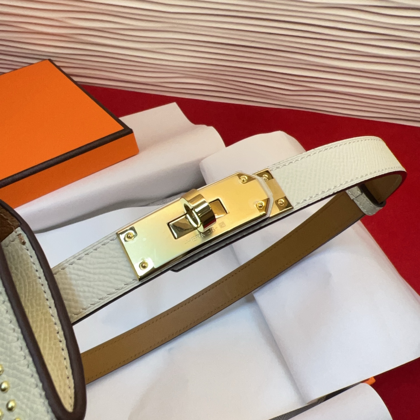 爱马仕hermes 女士腰带配小包EPsom小牛皮，韧性十足，皮质手感细腻，品牌代表作极强！均码。