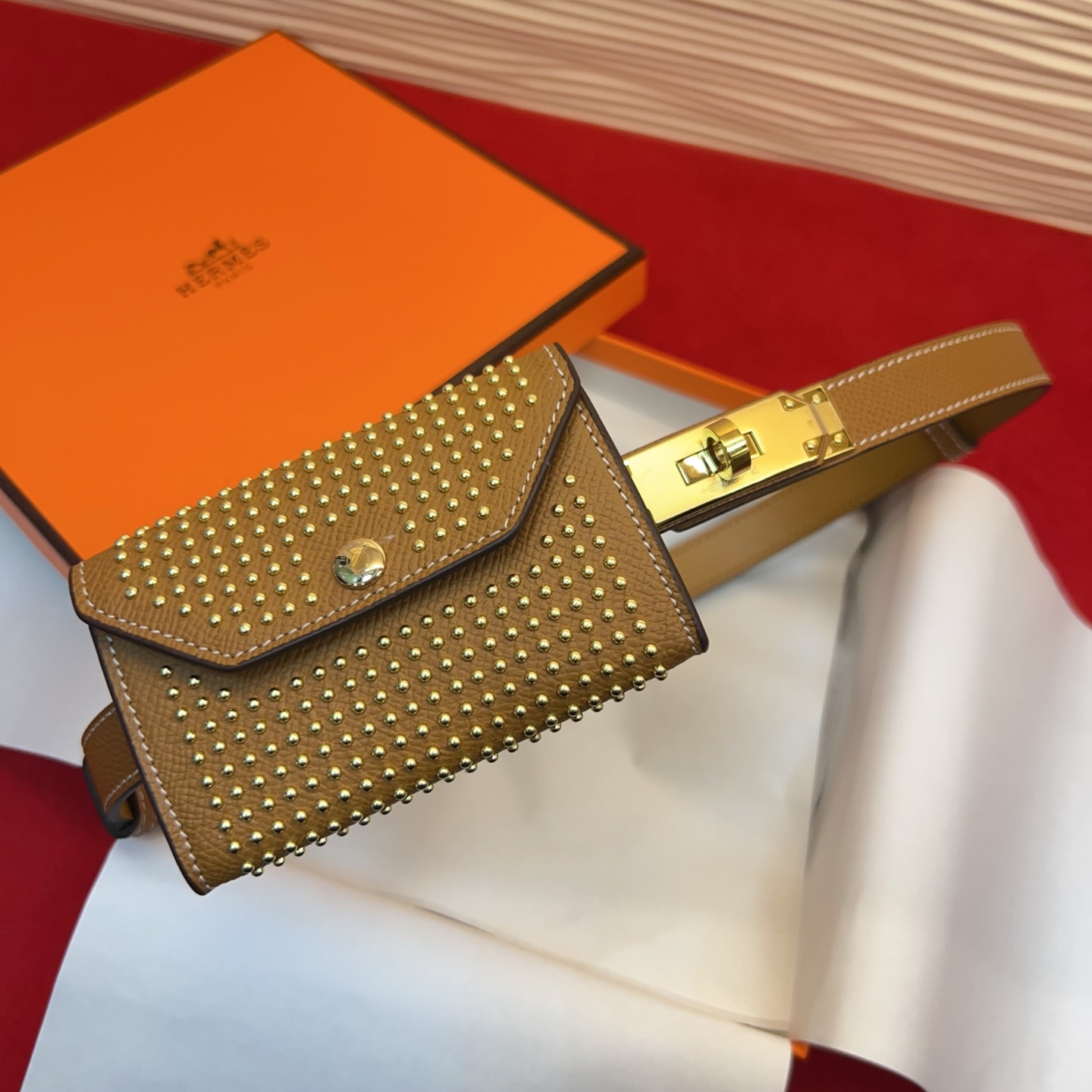 爱马仕hermes 女士腰带配小包EPsom小牛皮，韧性十足，皮质手感细腻，品牌代表作极强！均码。