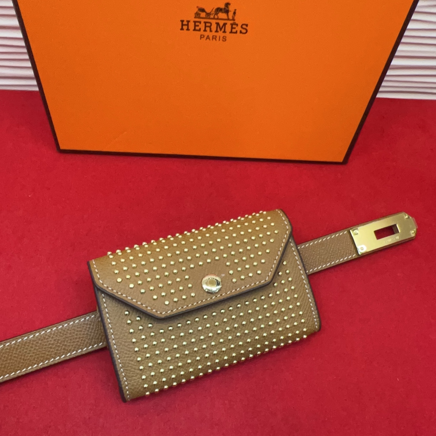 爱马仕hermes 女士腰带配小包EPsom小牛皮，韧性十足，皮质手感细腻，品牌代表作极强！均码。