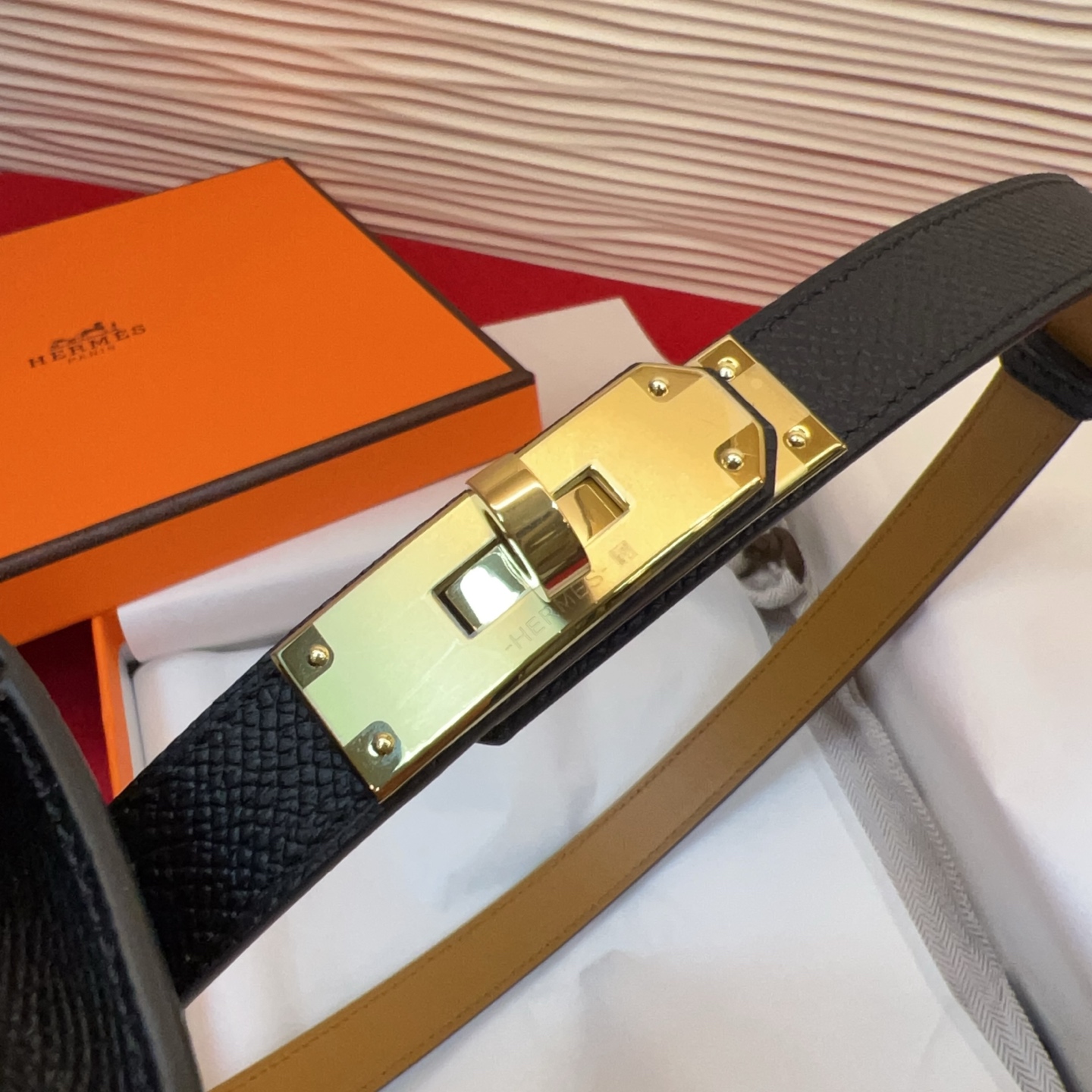 爱马仕hermes 女士腰带配小包EPsom小牛皮，韧性十足，皮质手感细腻，品牌代表作极强！均码。