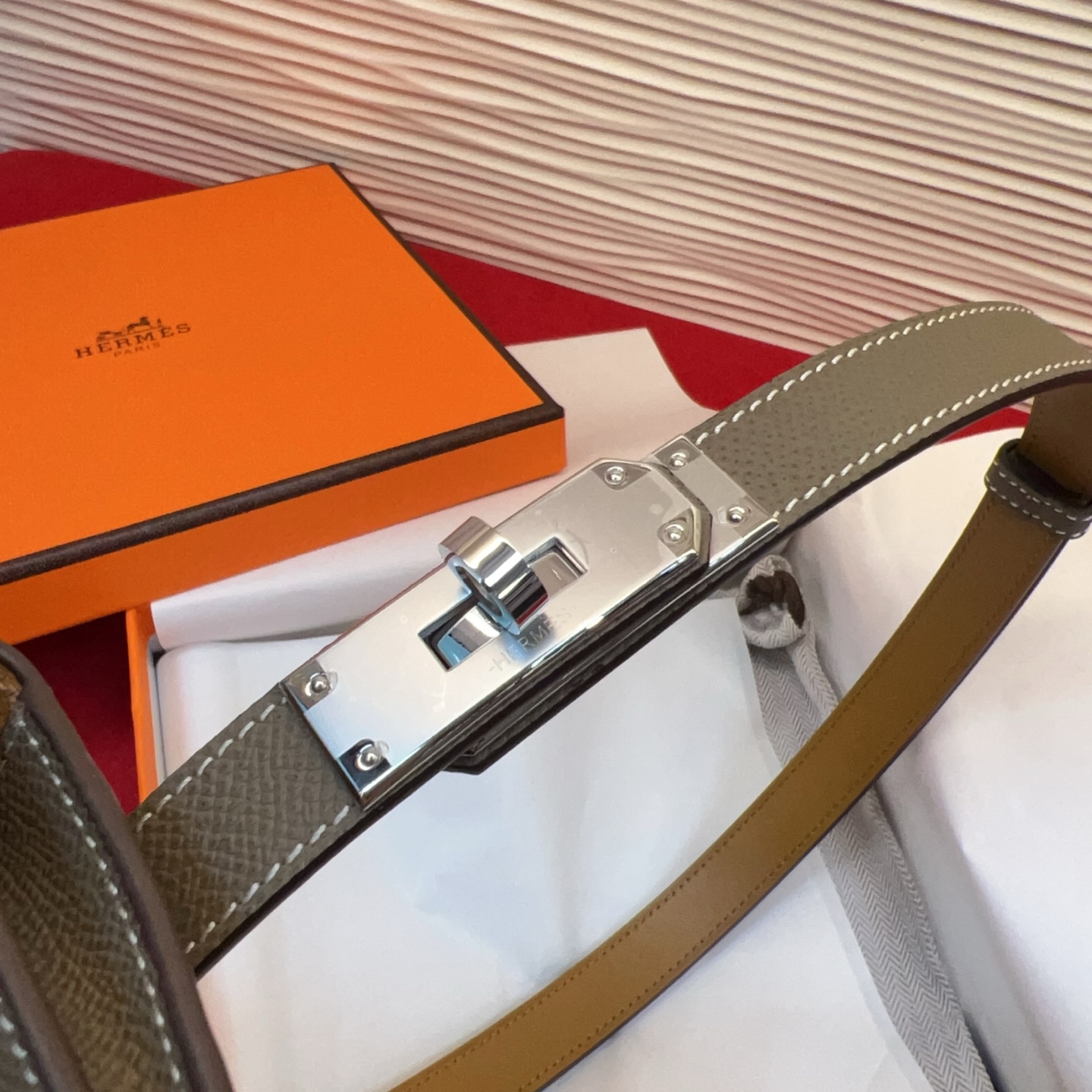 爱马仕hermes 女士腰带配小包EPsom小牛皮，韧性十足，皮质手感细腻，品牌代表作极强！均码。