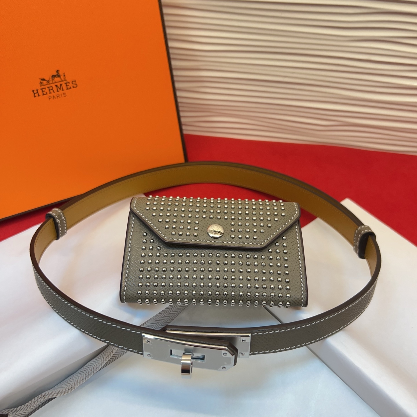爱马仕hermes 女士腰带配小包EPsom小牛皮，韧性十足，皮质手感细腻，品牌代表作极强！均码。