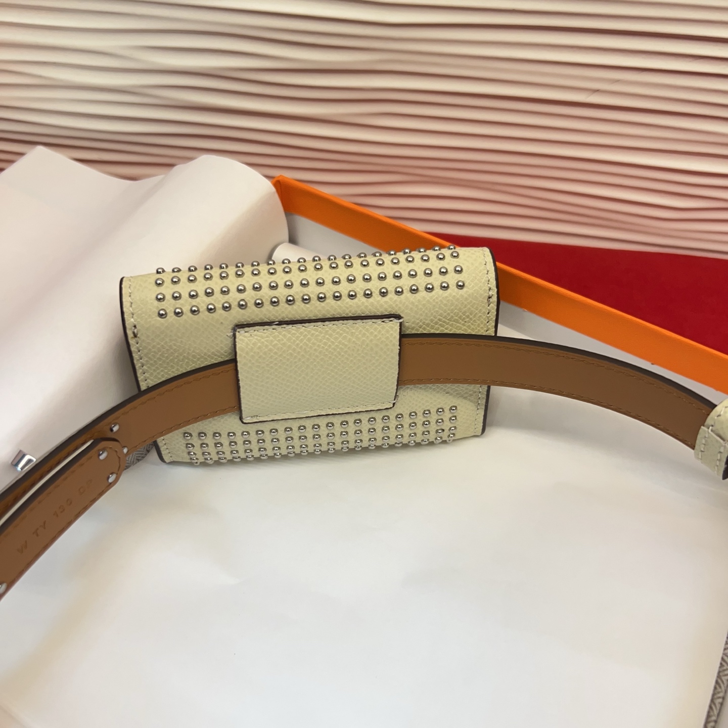 爱马仕hermes 女士腰带配小包EPsom小牛皮，韧性十足，皮质手感细腻，品牌代表作极强！均码。