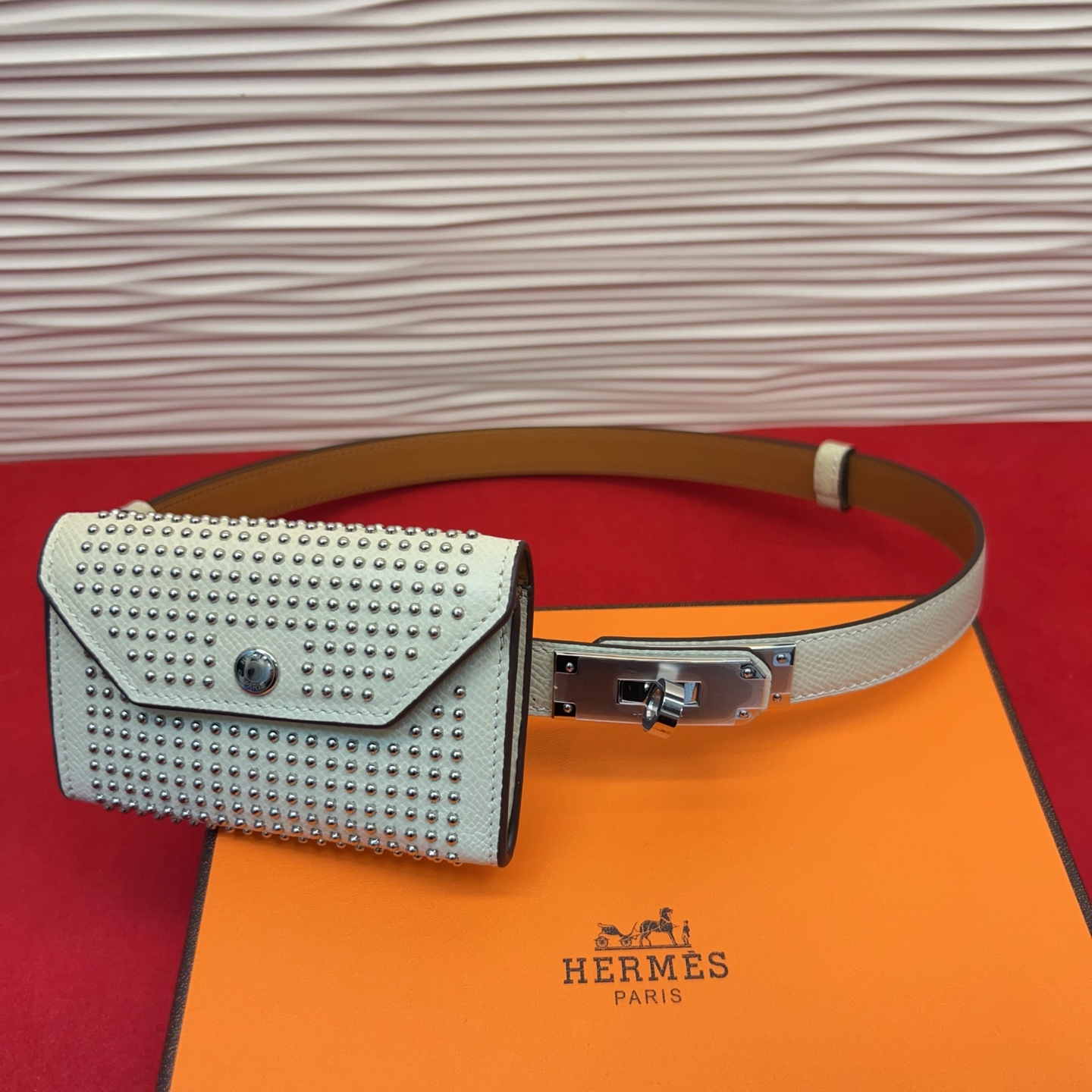 爱马仕hermes 女士腰带配小包EPsom小牛皮，韧性十足，皮质手感细腻，品牌代表作极强！均码。