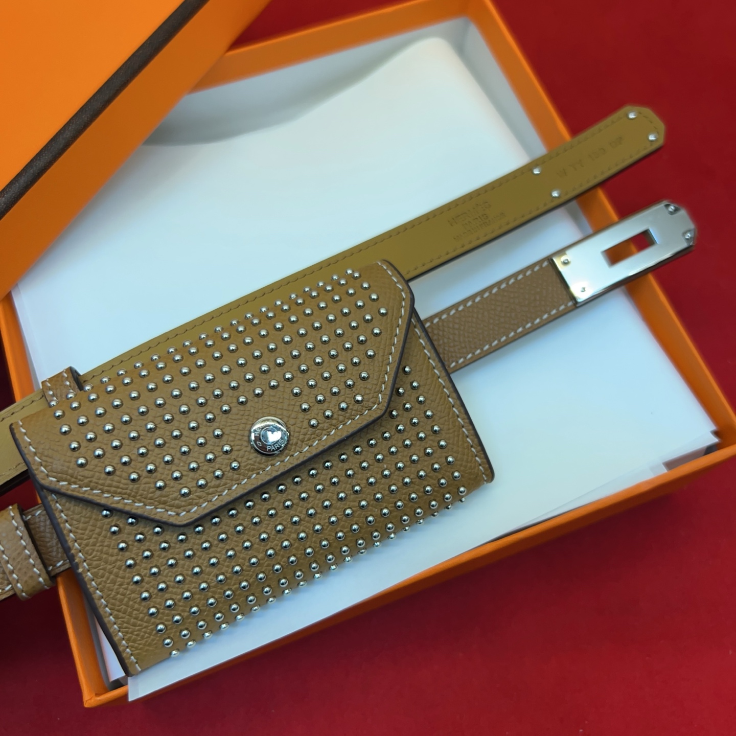 爱马仕hermes 女士腰带配小包EPsom小牛皮，韧性十足，皮质手感细腻，品牌代表作极强！均码。