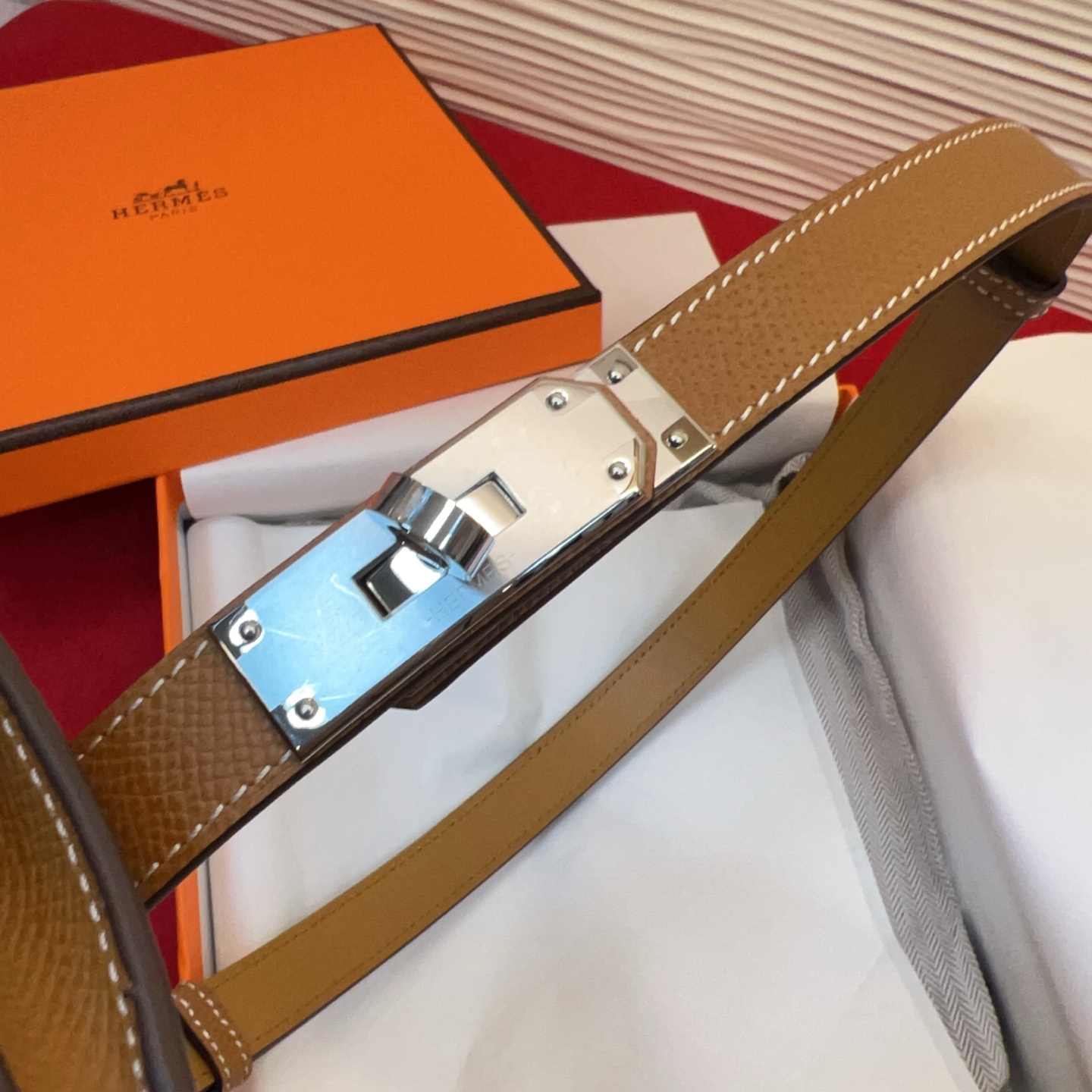爱马仕hermes 女士腰带配小包EPsom小牛皮，韧性十足，皮质手感细腻，品牌代表作极强！均码。