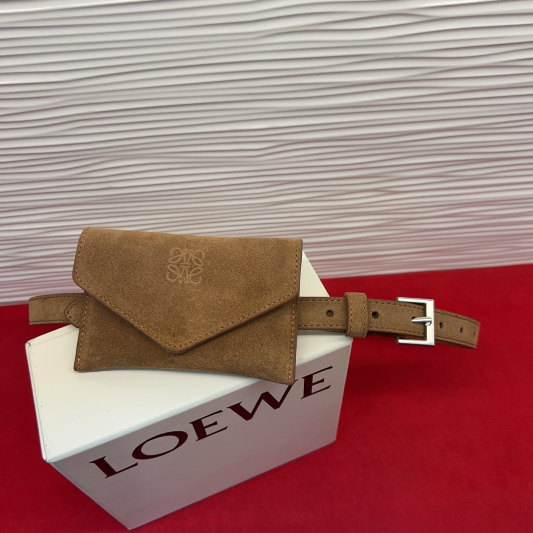 LOEWE鹿绒皮革窄款腰带   配有Anagram挂锁针扣  卓越的工艺 个性的造型  精美的材质 皮带宽:2.0cm。