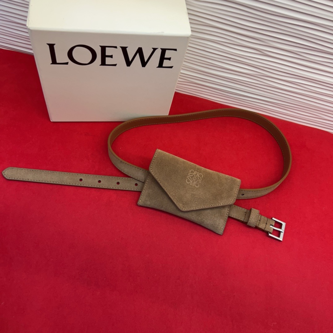LOEWE鹿绒皮革窄款腰带   配有Anagram挂锁针扣  卓越的工艺 个性的造型  精美的材质 皮带宽:2.0cm。