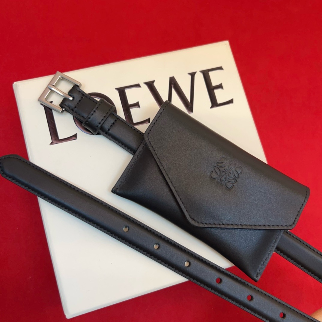 LOEWE牛皮革窄款腰带   配有Anagram挂锁针扣  卓越的工艺 个性的造型  精美的材质 皮带宽:2.0cm。均
