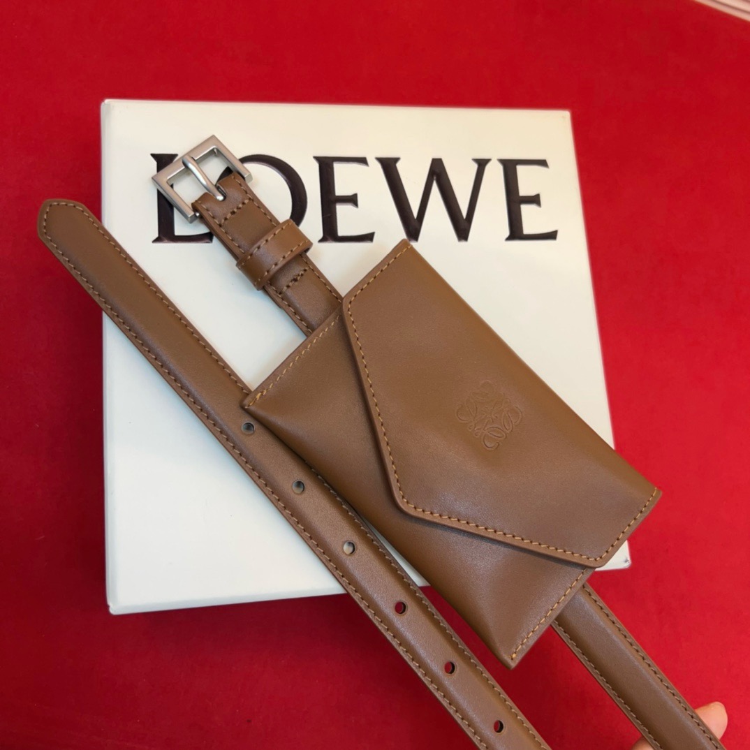 LOEWE牛皮革窄款腰带   配有Anagram挂锁针扣  卓越的工艺 个性的造型  精美的材质 皮带宽:2.0cm。均