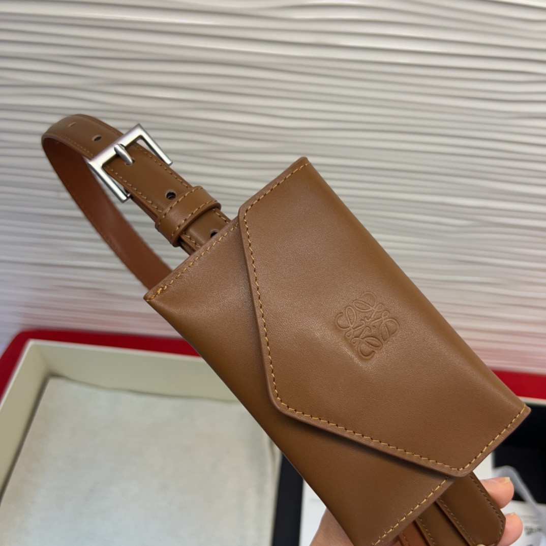 LOEWE牛皮革窄款腰带   配有Anagram挂锁针扣  卓越的工艺 个性的造型  精美的材质 皮带宽:2.0cm。均