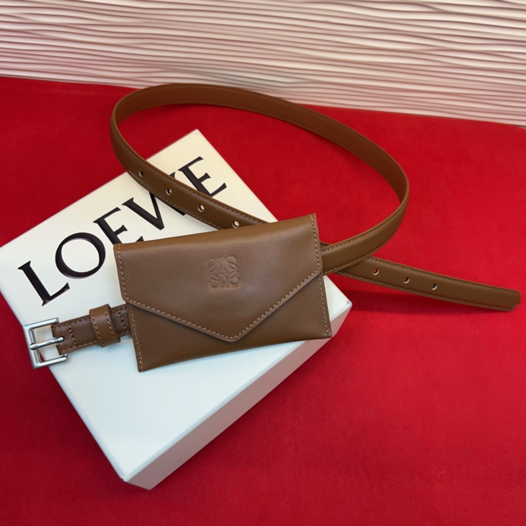 LOEWE牛皮革窄款腰带   配有Anagram挂锁针扣  卓越的工艺 个性的造型  精美的材质 皮带宽:2.0cm。均