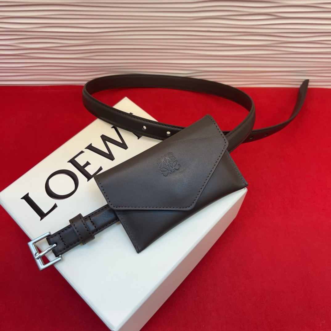 LOEWE牛皮革窄款腰带   配有Anagram挂锁针扣  卓越的工艺 个性的造型  精美的材质 皮带宽:2.0cm。均
