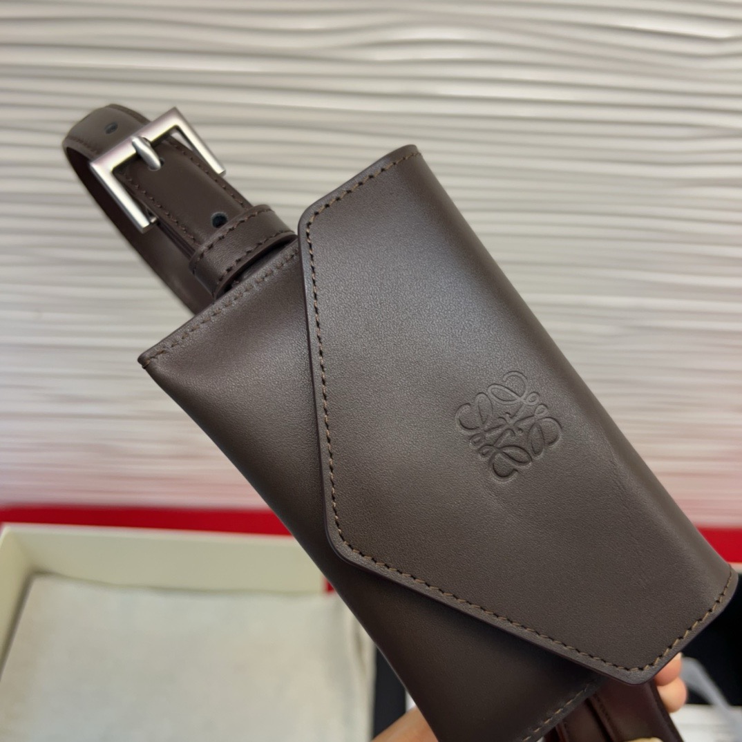 LOEWE牛皮革窄款腰带   配有Anagram挂锁针扣  卓越的工艺 个性的造型  精美的材质 皮带宽:2.0cm。均