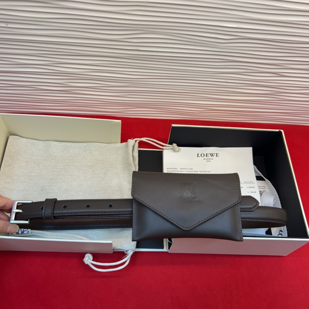 LOEWE牛皮革窄款腰带   配有Anagram挂锁针扣  卓越的工艺 个性的造型  精美的材质 皮带宽:2.0cm。均