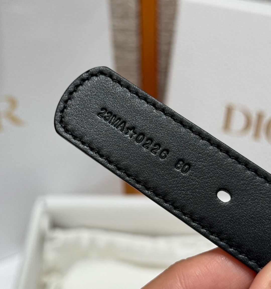 迪家✨Icon Reversible Belt 20MM双面Icon腰带 这款Icon腰带由乔纳森·安德森(Jonath