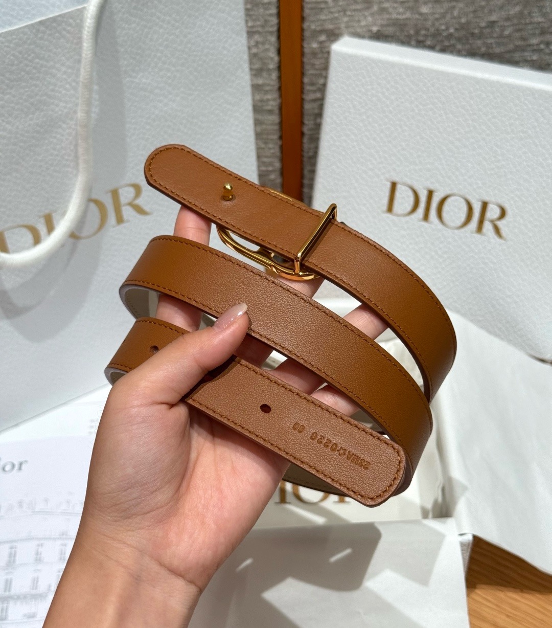 迪家✨Icon Reversible Belt 20MM双面Icon腰带 这款Icon腰带由乔纳森·安德森(Jonath