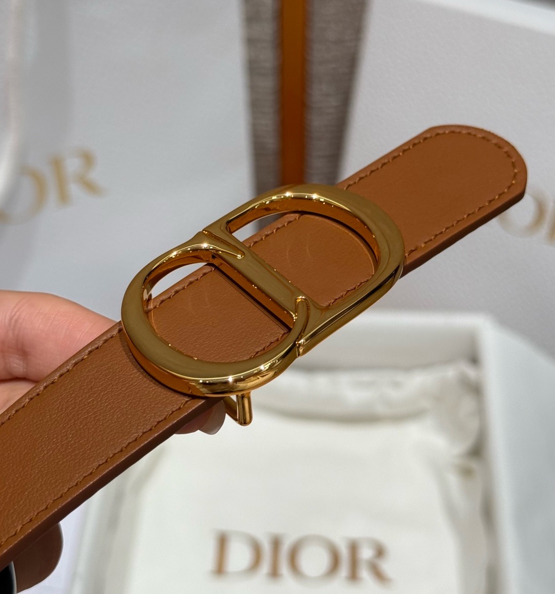 迪家✨Icon Reversible Belt 20MM双面Icon腰带 这款Icon腰带由乔纳森·安德森(Jonath 迪家✨Icon Reversible Belt 20MM双面Icon腰带 这款Icon腰带由乔纳森·安德森(Jonath