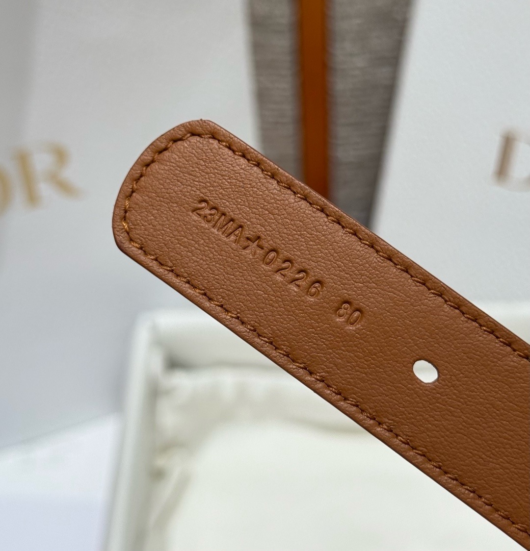 迪家✨Icon Reversible Belt 20MM双面Icon腰带 这款Icon腰带由乔纳森·安德森(Jonath