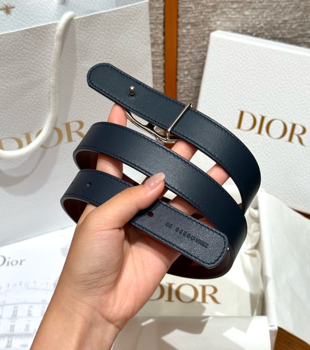 迪家✨Icon Reversible Belt 20MM双面Icon腰带 这款Icon腰带由乔纳森·安德森(Jonath 迪家✨Icon Reversible Belt 20MM双面Icon腰带 这款Icon腰带由乔纳森·安德森(Jonath