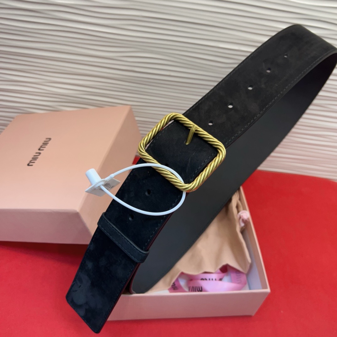 谬家新款女士亮面腰带 这款腰带采用正面麂皮设计背面光滑牛皮革制作,醒目的刻字五金徽标搭配方形针扣,手感柔软细腻的小牛皮, 谬家新款女士亮面腰带 这款腰带采用正面麂皮设计背面光滑牛皮革制作,醒目的刻字五金徽标搭配方形针扣,手感柔软细腻的小牛皮,