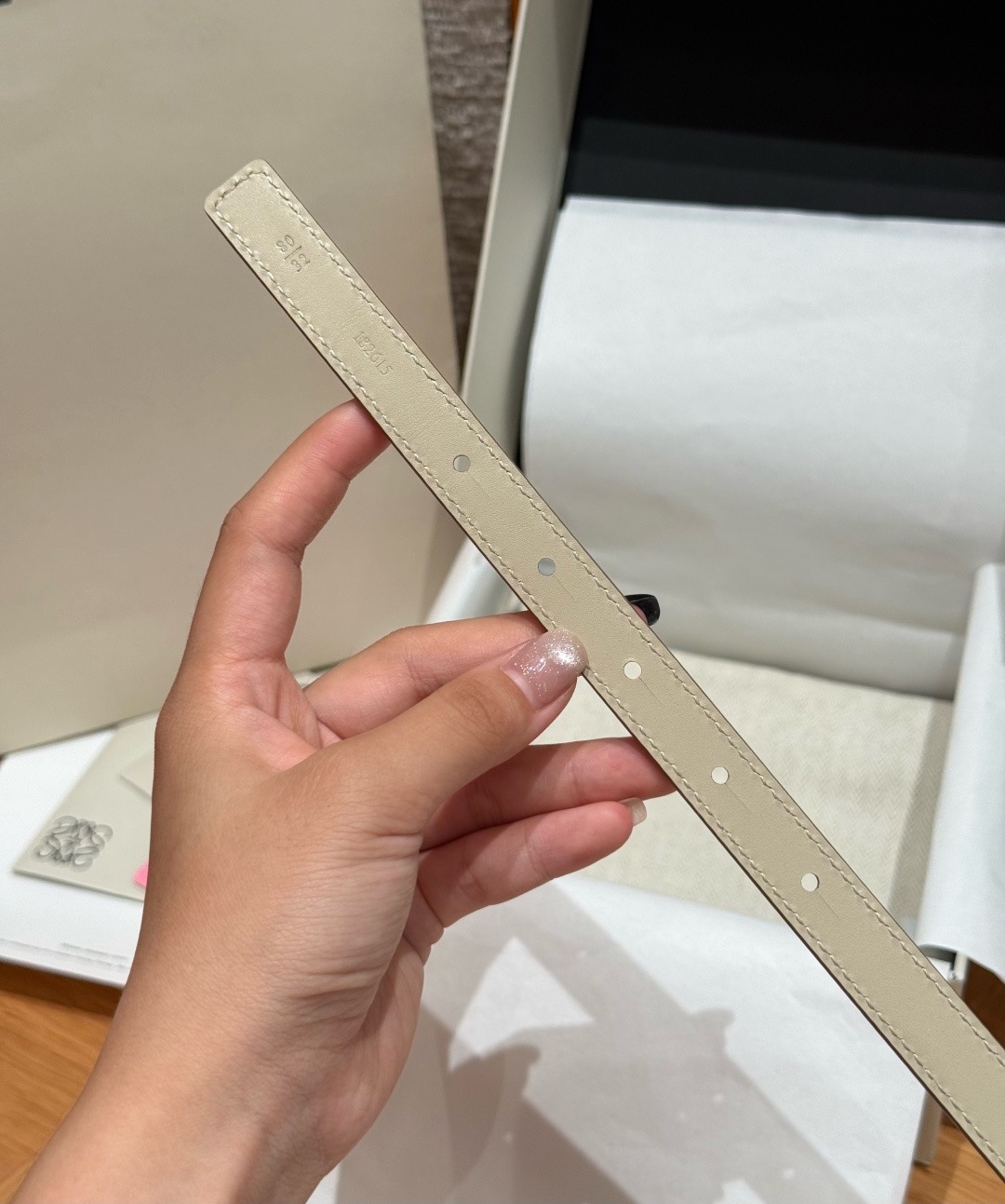 光滑牛皮革 Coil 双面腰带 光滑牛皮革双面腰带，饰有灵感源自品牌典藏的盘绕配件。*Anchor 腰带扣 *1.5 厘
