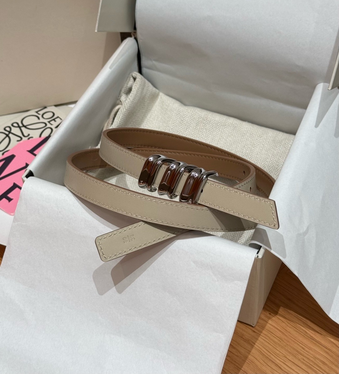 光滑牛皮革 Coil 双面腰带 光滑牛皮革双面腰带，饰有灵感源自品牌典藏的盘绕配件。*Anchor 腰带扣 *1.5 厘