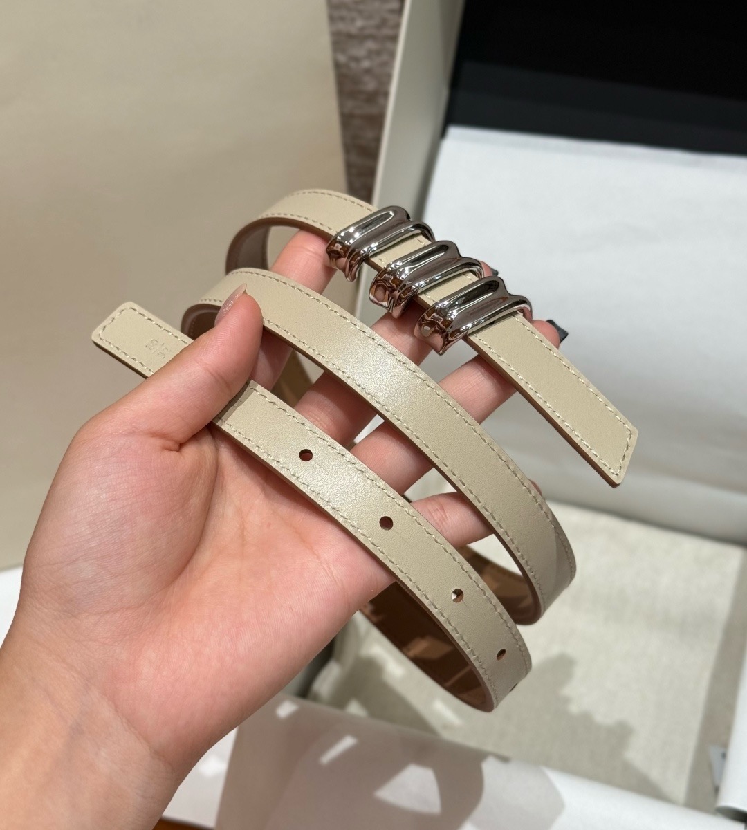 光滑牛皮革 Coil 双面腰带 光滑牛皮革双面腰带，饰有灵感源自品牌典藏的盘绕配件。*Anchor 腰带扣 *1.5 厘