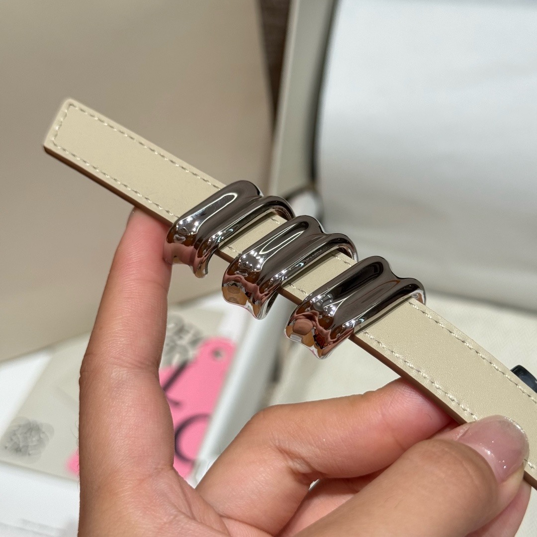 光滑牛皮革 Coil 双面腰带 光滑牛皮革双面腰带，饰有灵感源自品牌典藏的盘绕配件。*Anchor 腰带扣 *1.5 厘