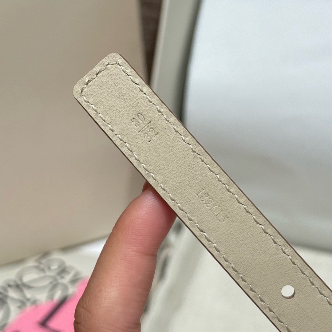 光滑牛皮革 Coil 双面腰带 光滑牛皮革双面腰带，饰有灵感源自品牌典藏的盘绕配件。*Anchor 腰带扣 *1.5 厘