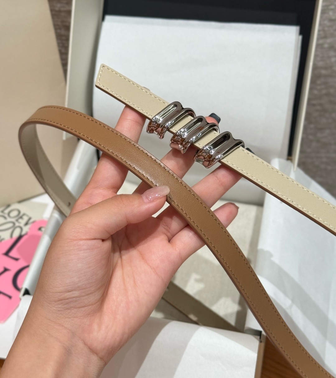光滑牛皮革 Coil 双面腰带 光滑牛皮革双面腰带，饰有灵感源自品牌典藏的盘绕配件。*Anchor 腰带扣 *1.5 厘
