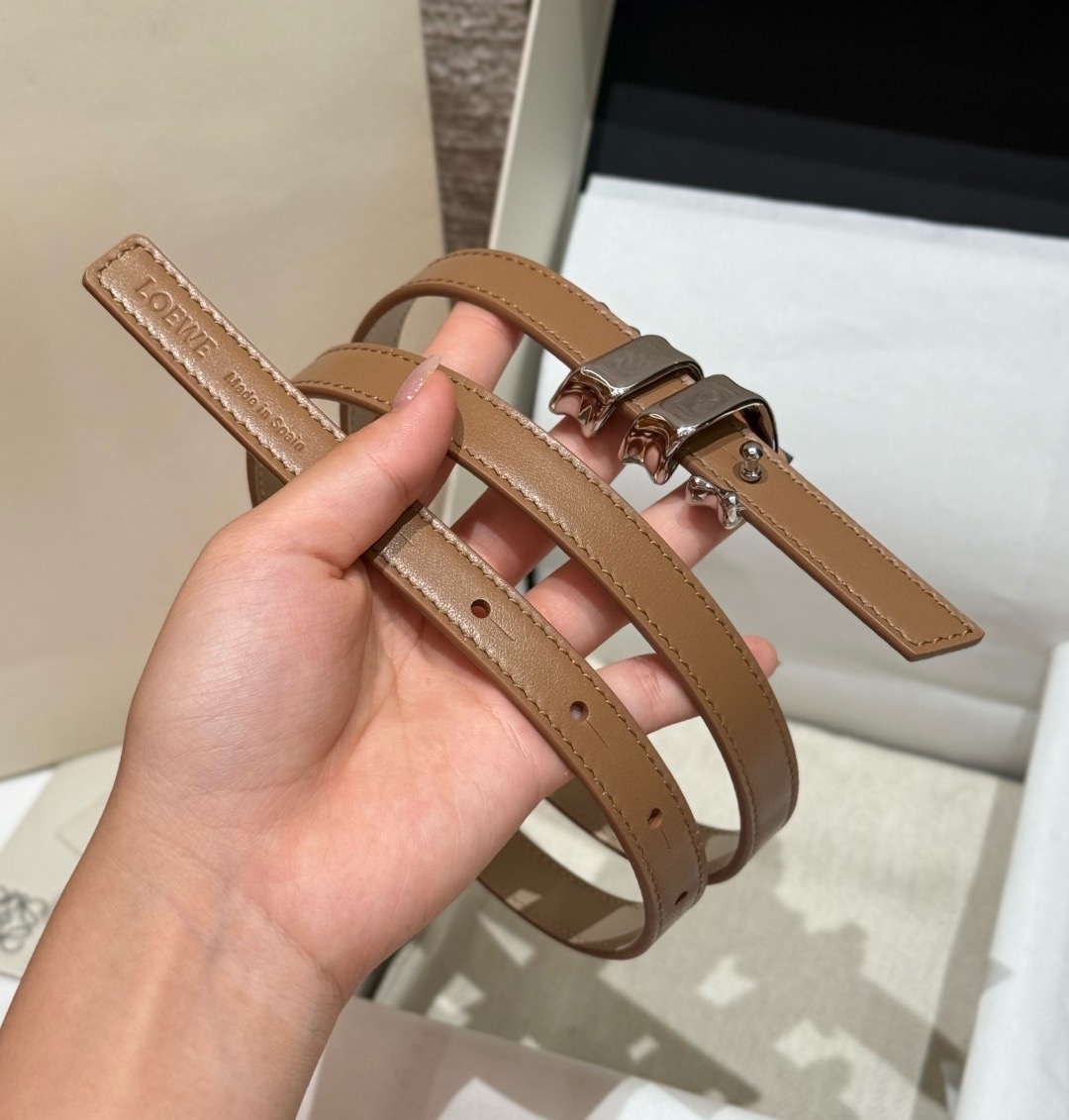 光滑牛皮革 Coil 双面腰带 光滑牛皮革双面腰带，饰有灵感源自品牌典藏的盘绕配件。*Anchor 腰带扣 *1.5 厘