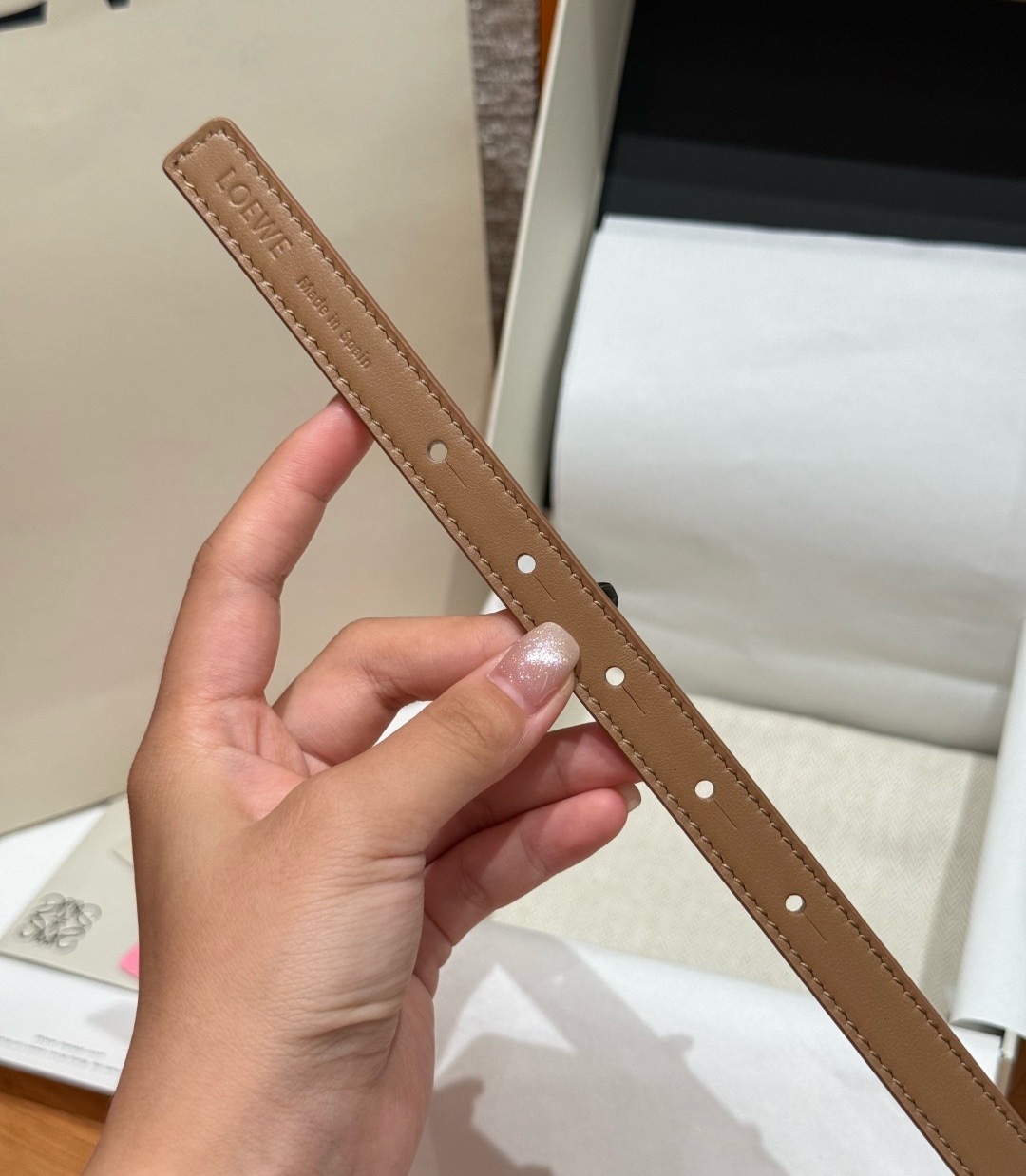 光滑牛皮革 Coil 双面腰带 光滑牛皮革双面腰带，饰有灵感源自品牌典藏的盘绕配件。*Anchor 腰带扣 *1.5 厘