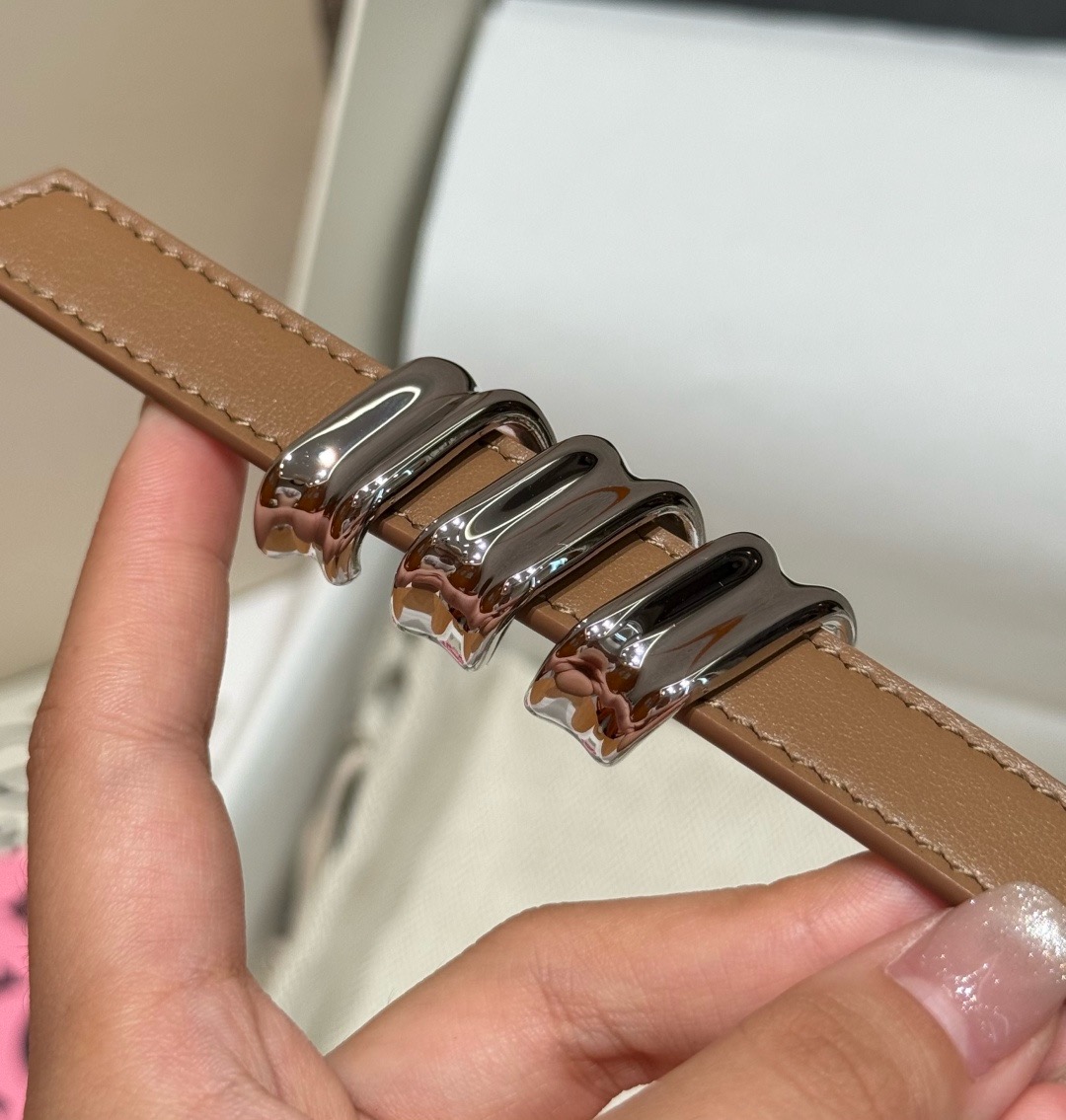 光滑牛皮革 Coil 双面腰带 光滑牛皮革双面腰带，饰有灵感源自品牌典藏的盘绕配件。*Anchor 腰带扣 *1.5 厘