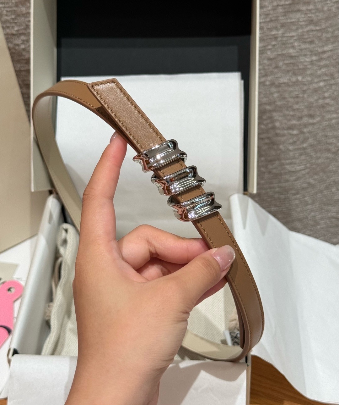 光滑牛皮革 Coil 双面腰带 光滑牛皮革双面腰带，饰有灵感源自品牌典藏的盘绕配件。*Anchor 腰带扣 *1.5 厘