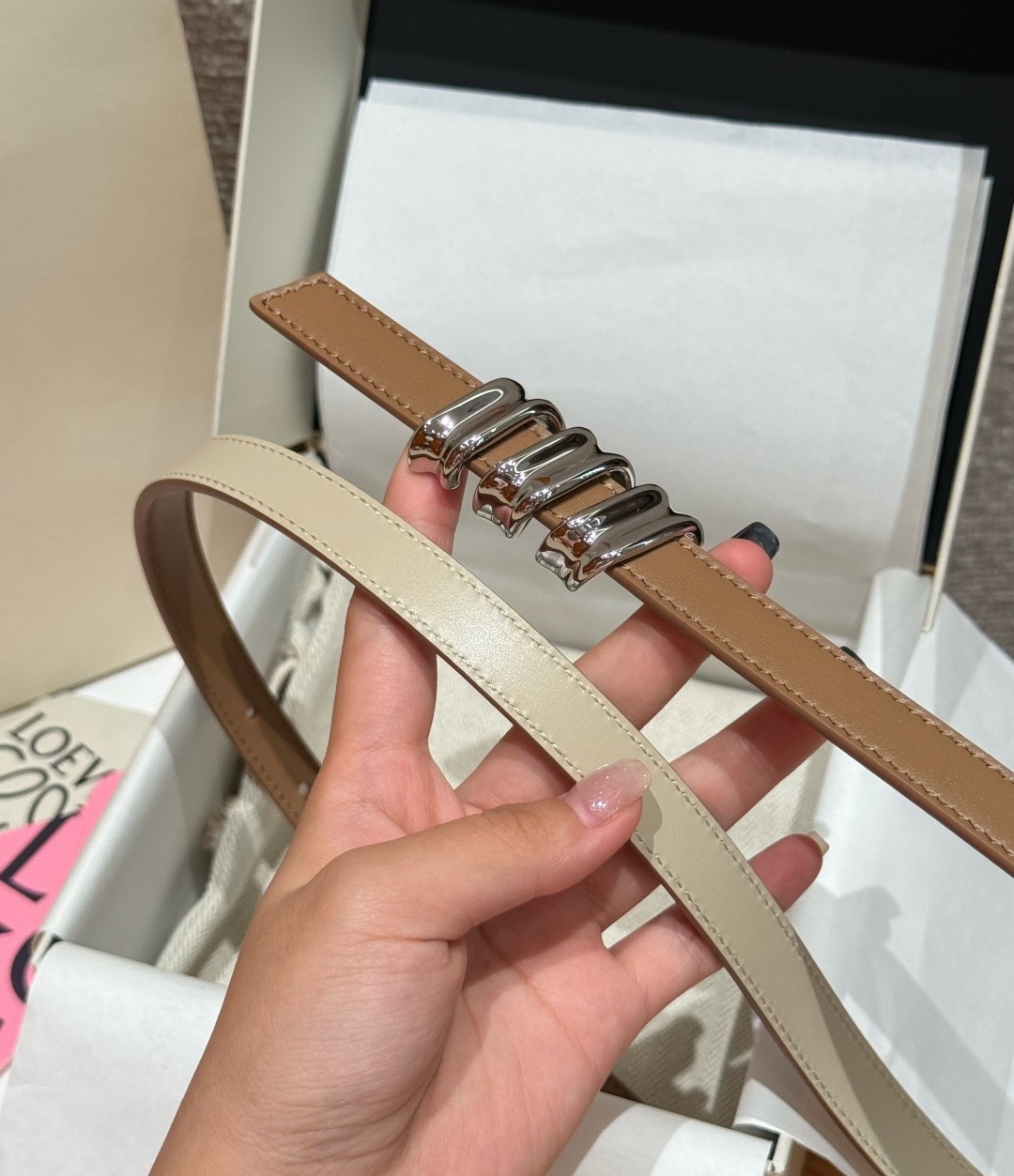光滑牛皮革 Coil 双面腰带 光滑牛皮革双面腰带，饰有灵感源自品牌典藏的盘绕配件。*Anchor 腰带扣 *1.5 厘