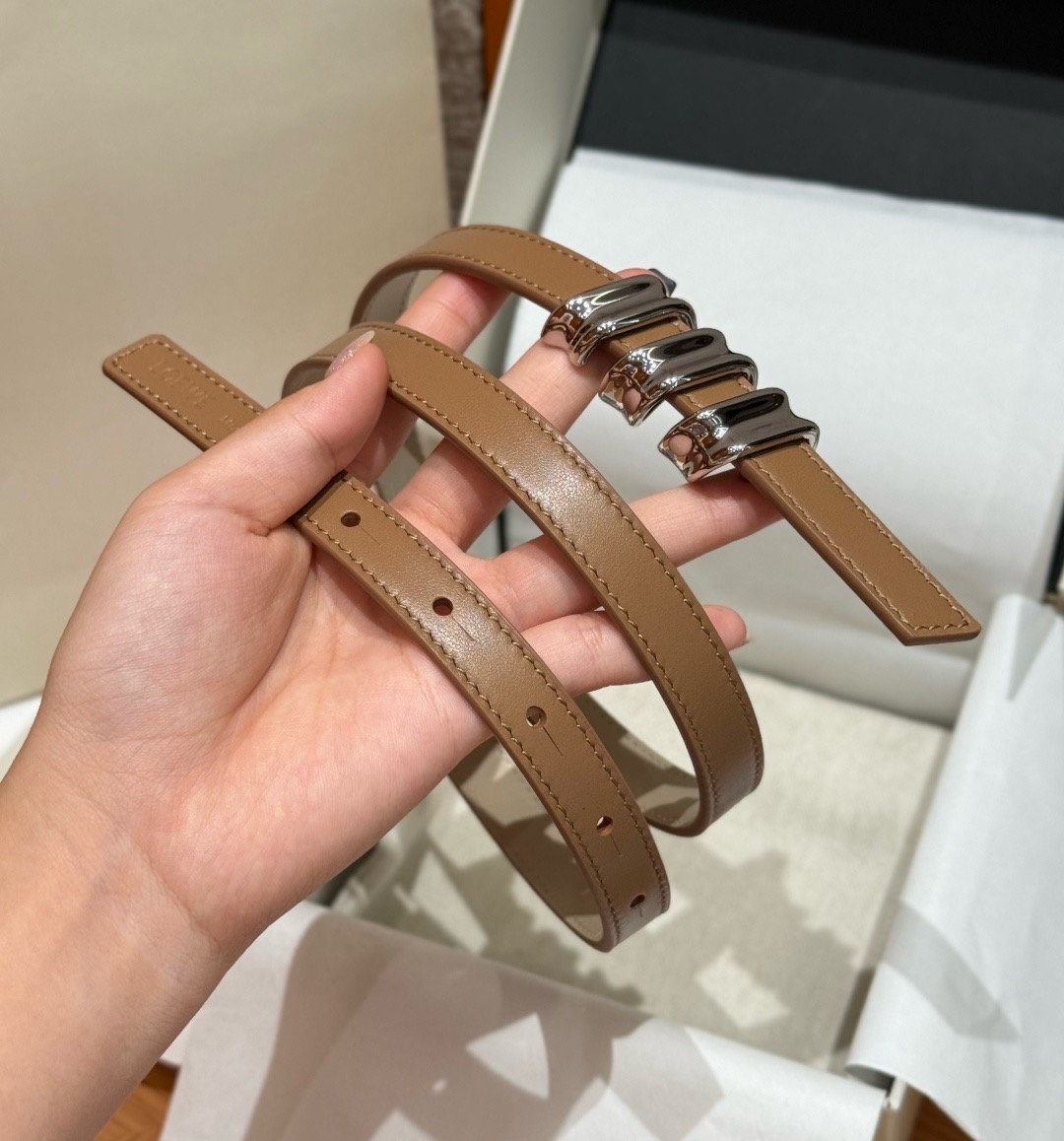 光滑牛皮革 Coil 双面腰带 光滑牛皮革双面腰带，饰有灵感源自品牌典藏的盘绕配件。*Anchor 腰带扣 *1.5 厘
