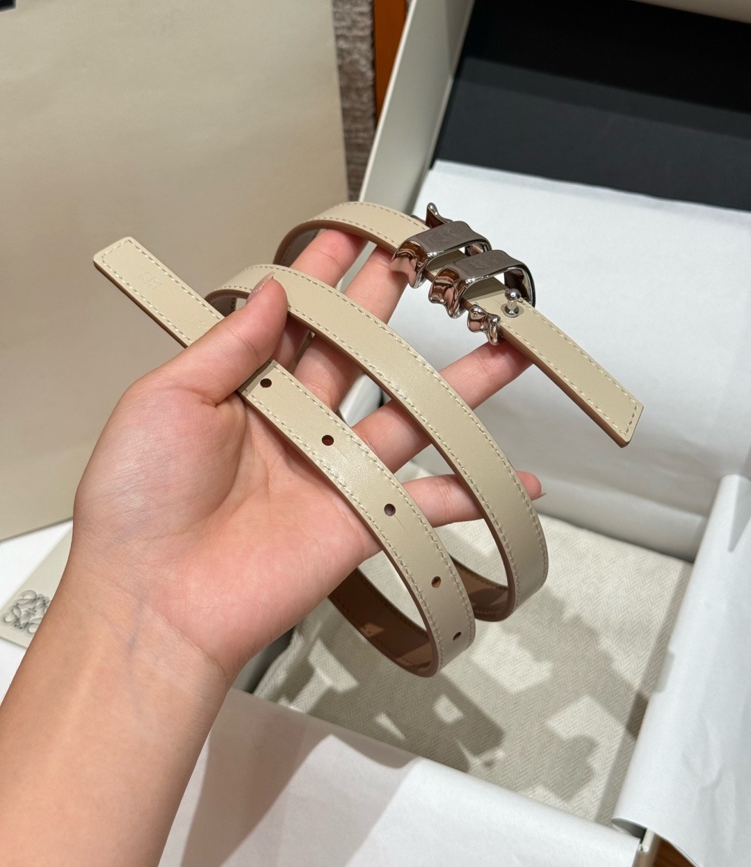 光滑牛皮革 Coil 双面腰带 光滑牛皮革双面腰带，饰有灵感源自品牌典藏的盘绕配件。*Anchor 腰带扣 *1.5 厘