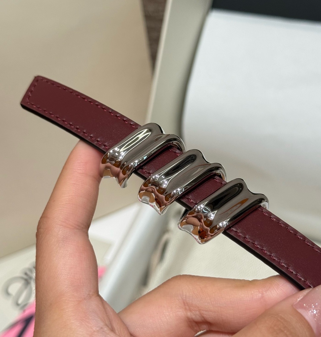 光滑牛皮革 Coil 双面腰带 光滑牛皮革双面腰带,饰有灵感源自品牌典藏的盘绕配件。*Anchor 腰带扣 *1.5 厘 光滑牛皮革 Coil 双面腰带 光滑牛皮革双面腰带,饰有灵感源自品牌典藏的盘绕配件。*Anchor 腰带扣 *1.5 厘