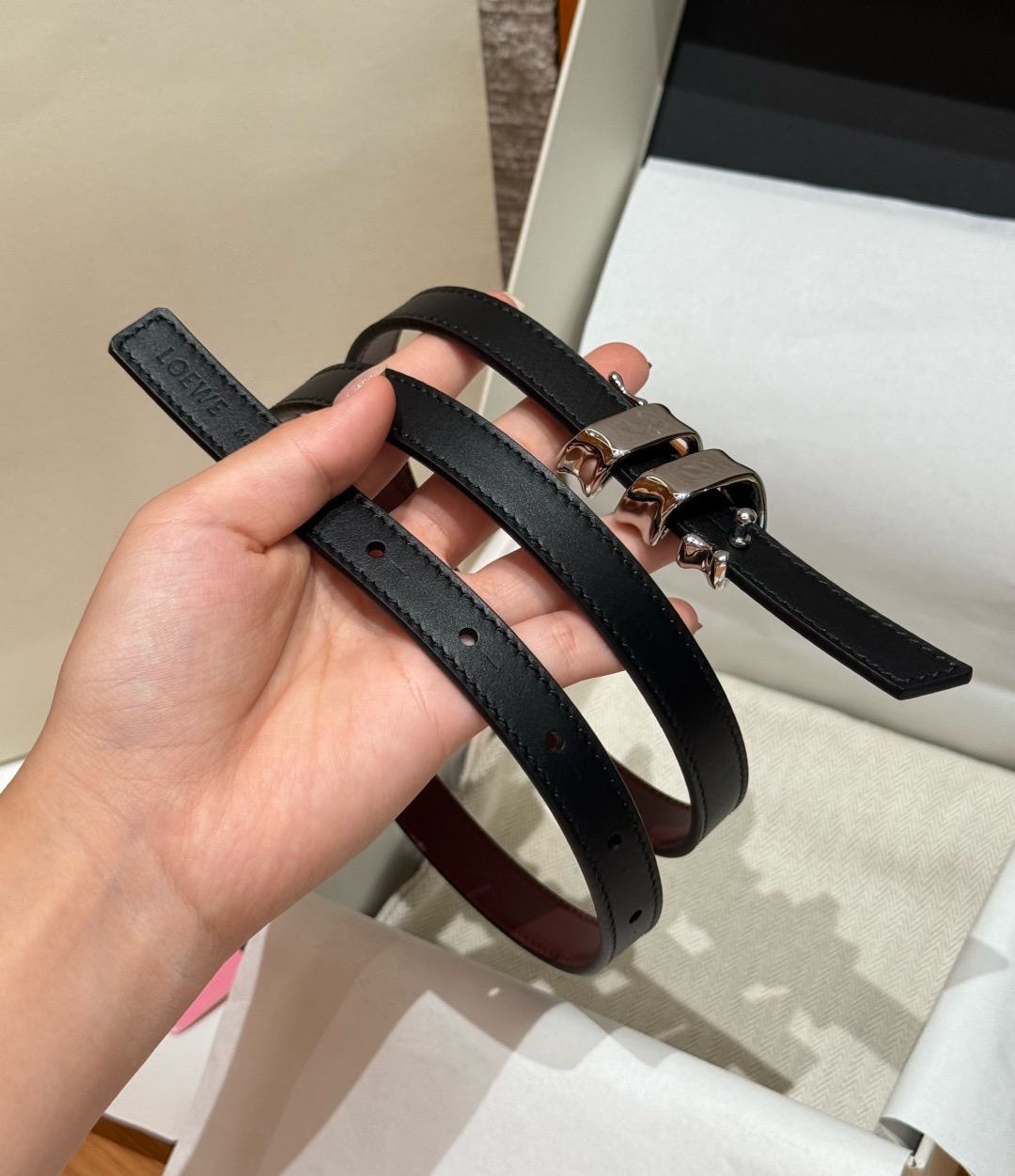 光滑牛皮革 Coil 双面腰带 光滑牛皮革双面腰带,饰有灵感源自品牌典藏的盘绕配件。*Anchor 腰带扣 *1.5 厘 光滑牛皮革 Coil 双面腰带 光滑牛皮革双面腰带,饰有灵感源自品牌典藏的盘绕配件。*Anchor 腰带扣 *1.5 厘