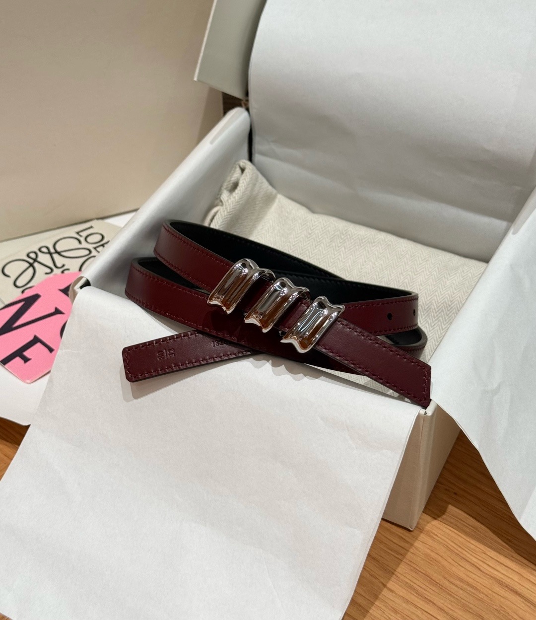 光滑牛皮革 Coil 双面腰带 光滑牛皮革双面腰带，饰有灵感源自品牌典藏的盘绕配件。*Anchor 腰带扣 *1.5 厘