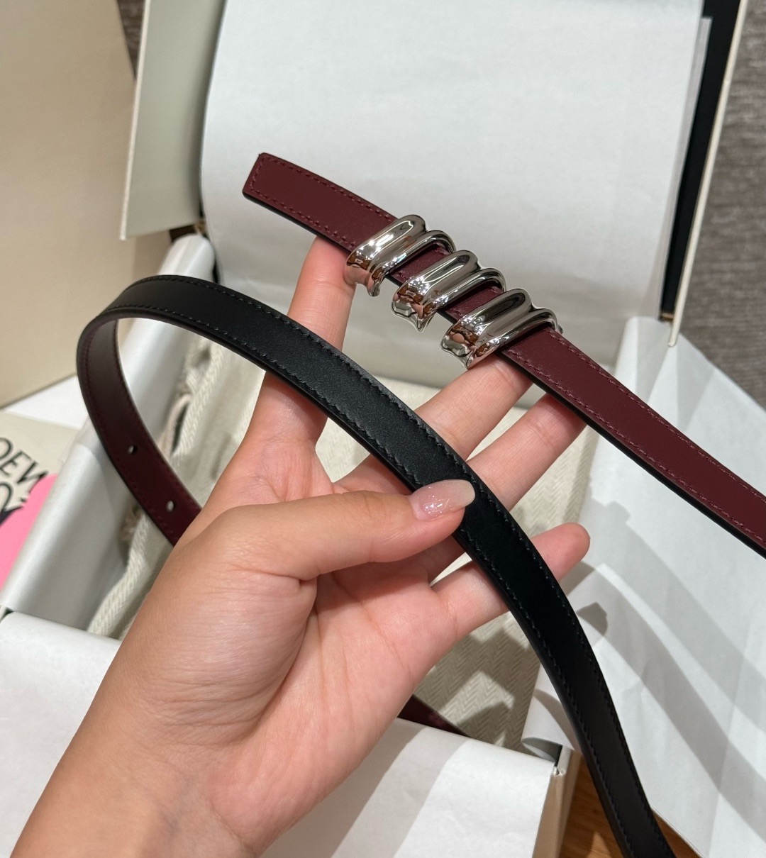 光滑牛皮革 Coil 双面腰带 光滑牛皮革双面腰带,饰有灵感源自品牌典藏的盘绕配件。*Anchor 腰带扣 *1.5 厘 光滑牛皮革 Coil 双面腰带 光滑牛皮革双面腰带,饰有灵感源自品牌典藏的盘绕配件。*Anchor 腰带扣 *1.5 厘