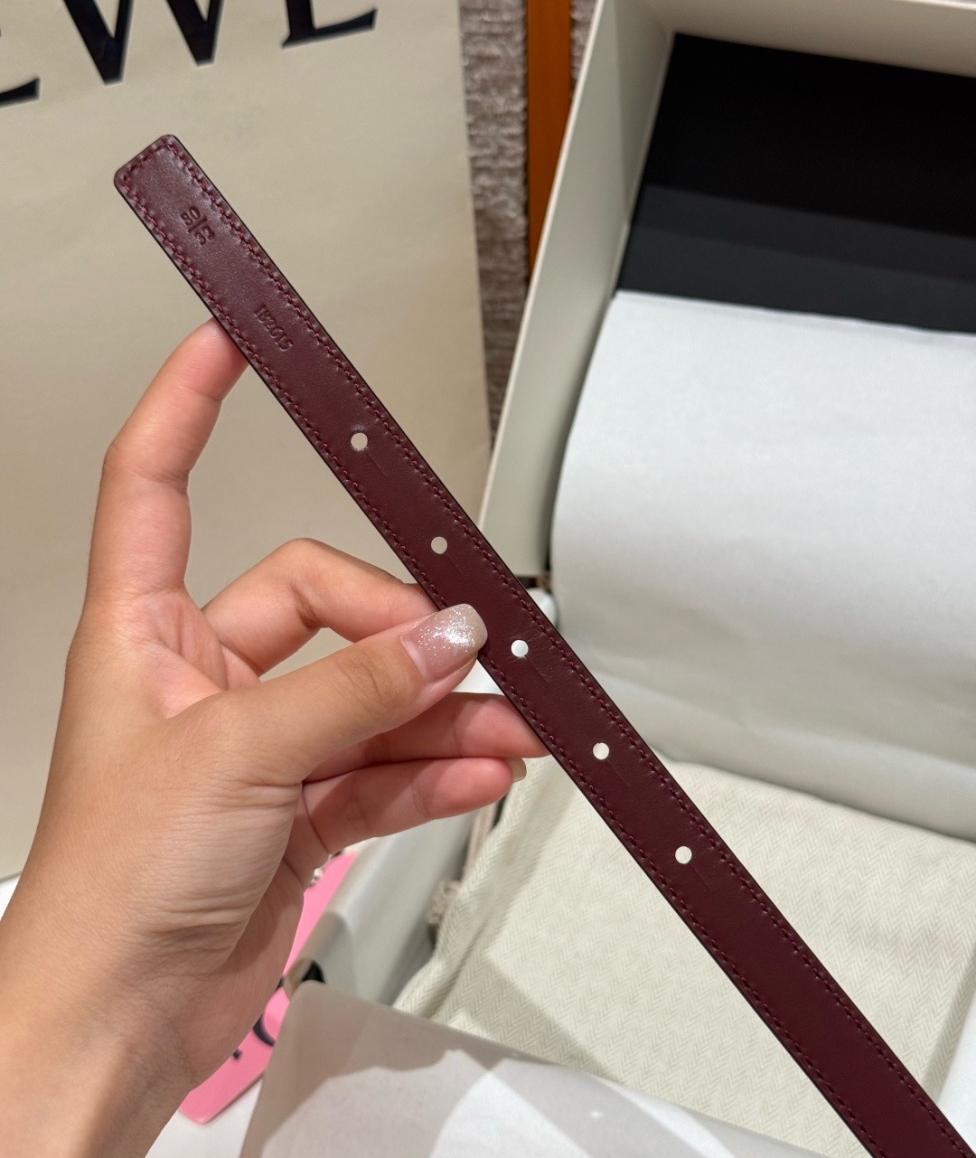 光滑牛皮革 Coil 双面腰带 光滑牛皮革双面腰带,饰有灵感源自品牌典藏的盘绕配件。*Anchor 腰带扣 *1.5 厘 光滑牛皮革 Coil 双面腰带 光滑牛皮革双面腰带,饰有灵感源自品牌典藏的盘绕配件。*Anchor 腰带扣 *1.5 厘