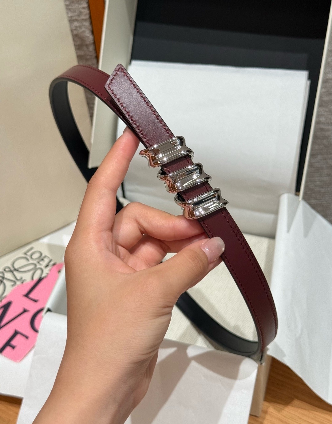 光滑牛皮革 Coil 双面腰带 光滑牛皮革双面腰带,饰有灵感源自品牌典藏的盘绕配件。*Anchor 腰带扣 *1.5 厘 光滑牛皮革 Coil 双面腰带 光滑牛皮革双面腰带,饰有灵感源自品牌典藏的盘绕配件。*Anchor 腰带扣 *1.5 厘