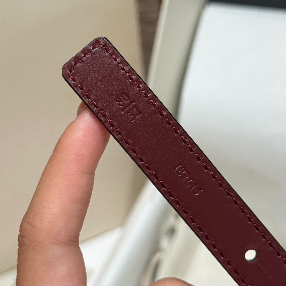 光滑牛皮革 Coil 双面腰带 光滑牛皮革双面腰带,饰有灵感源自品牌典藏的盘绕配件。*Anchor 腰带扣 *1.5 厘 光滑牛皮革 Coil 双面腰带 光滑牛皮革双面腰带,饰有灵感源自品牌典藏的盘绕配件。*Anchor 腰带扣 *1.5 厘