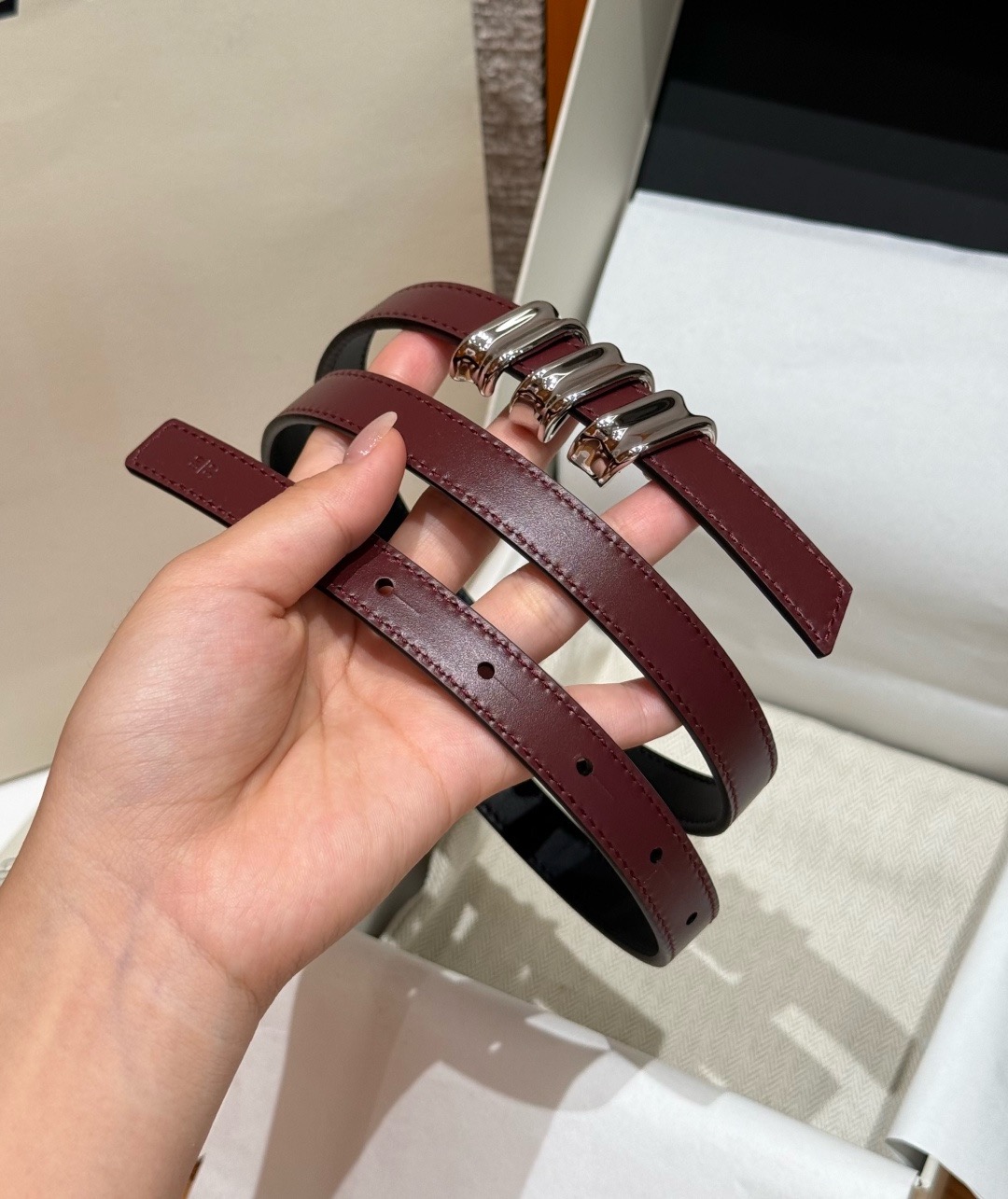 光滑牛皮革 Coil 双面腰带 光滑牛皮革双面腰带,饰有灵感源自品牌典藏的盘绕配件。*Anchor 腰带扣 *1.5 厘 光滑牛皮革 Coil 双面腰带 光滑牛皮革双面腰带,饰有灵感源自品牌典藏的盘绕配件。*Anchor 腰带扣 *1.5 厘