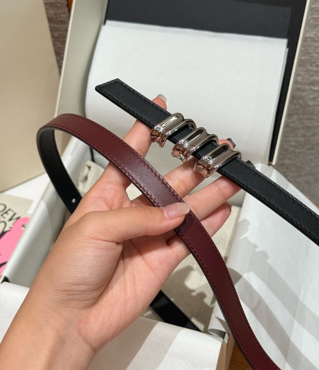 光滑牛皮革 Coil 双面腰带 光滑牛皮革双面腰带，饰有灵感源自品牌典藏的盘绕配件。*Anchor 腰带扣 *1.5 厘