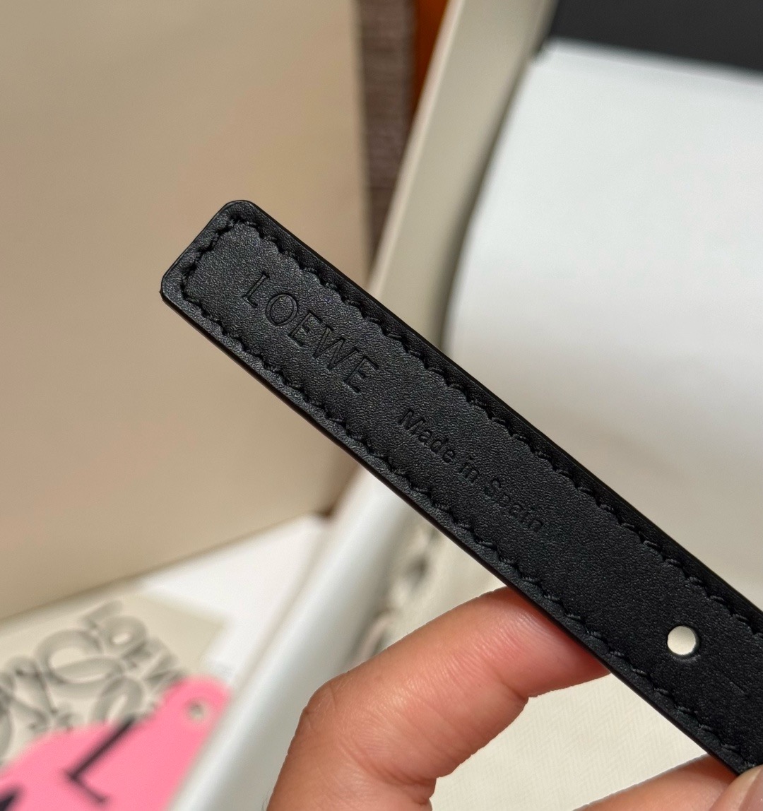 光滑牛皮革 Coil 双面腰带 光滑牛皮革双面腰带，饰有灵感源自品牌典藏的盘绕配件。*Anchor 腰带扣 *1.5 厘