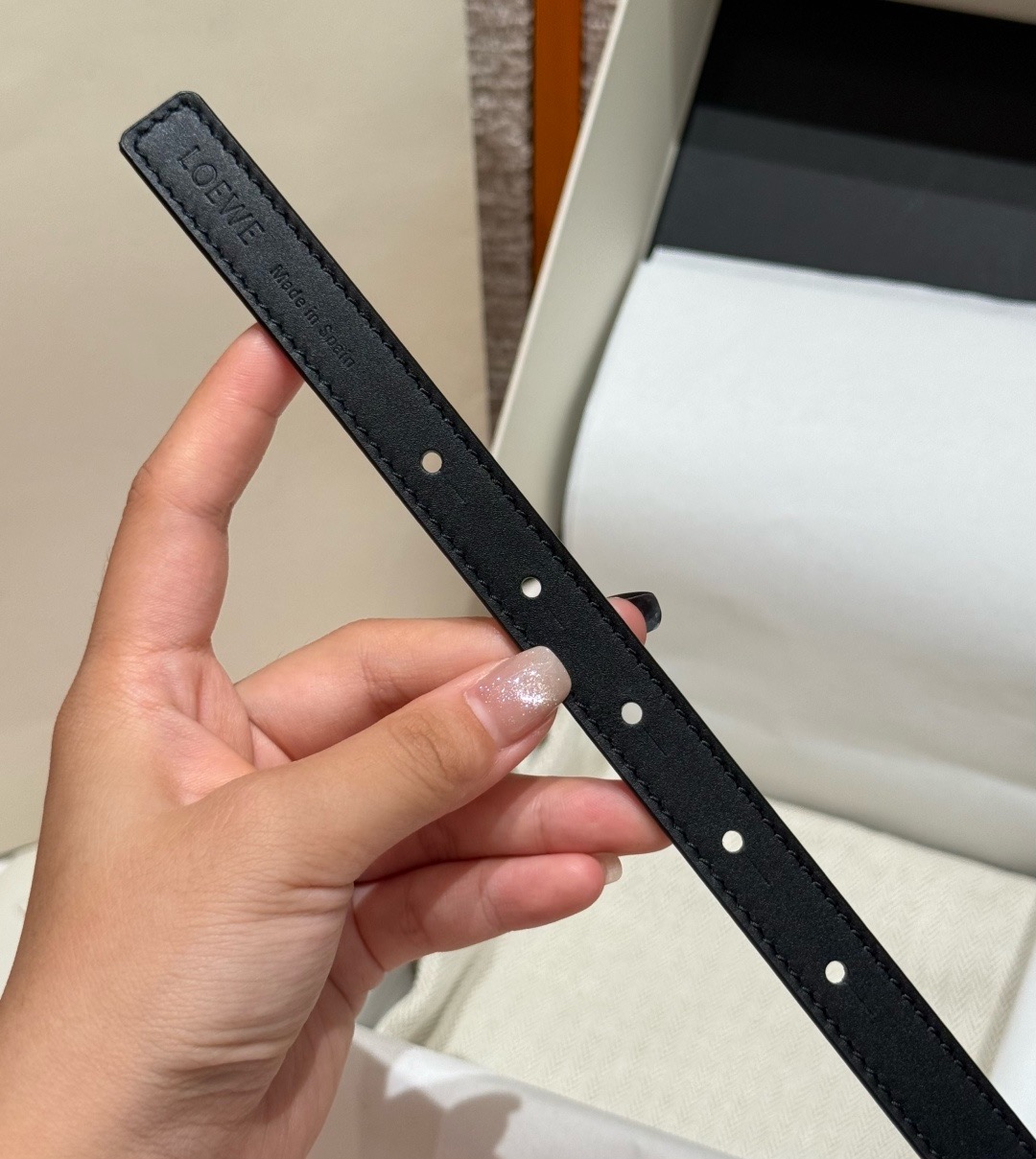 光滑牛皮革 Coil 双面腰带 光滑牛皮革双面腰带，饰有灵感源自品牌典藏的盘绕配件。*Anchor 腰带扣 *1.5 厘